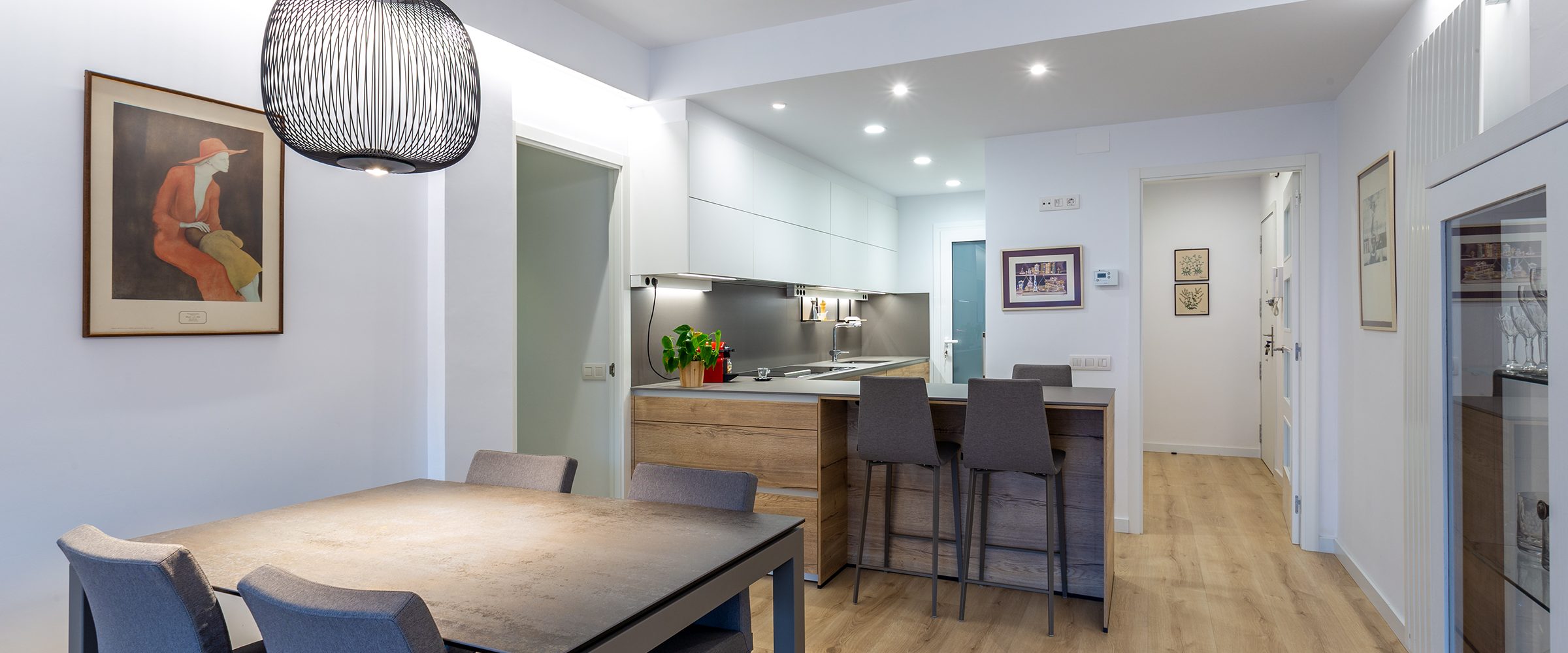 Cocina en blanco y roble