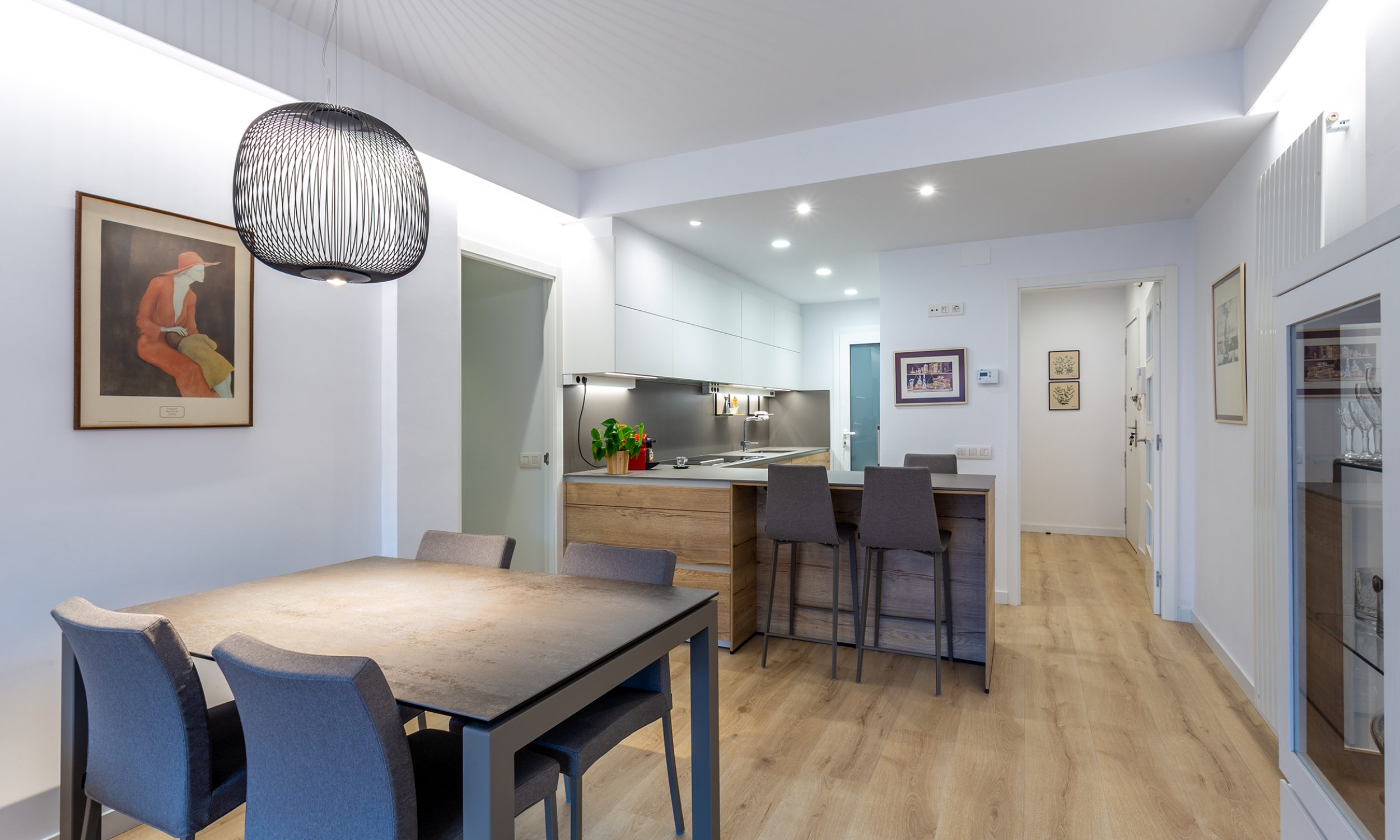 Cocina en blanco y roble