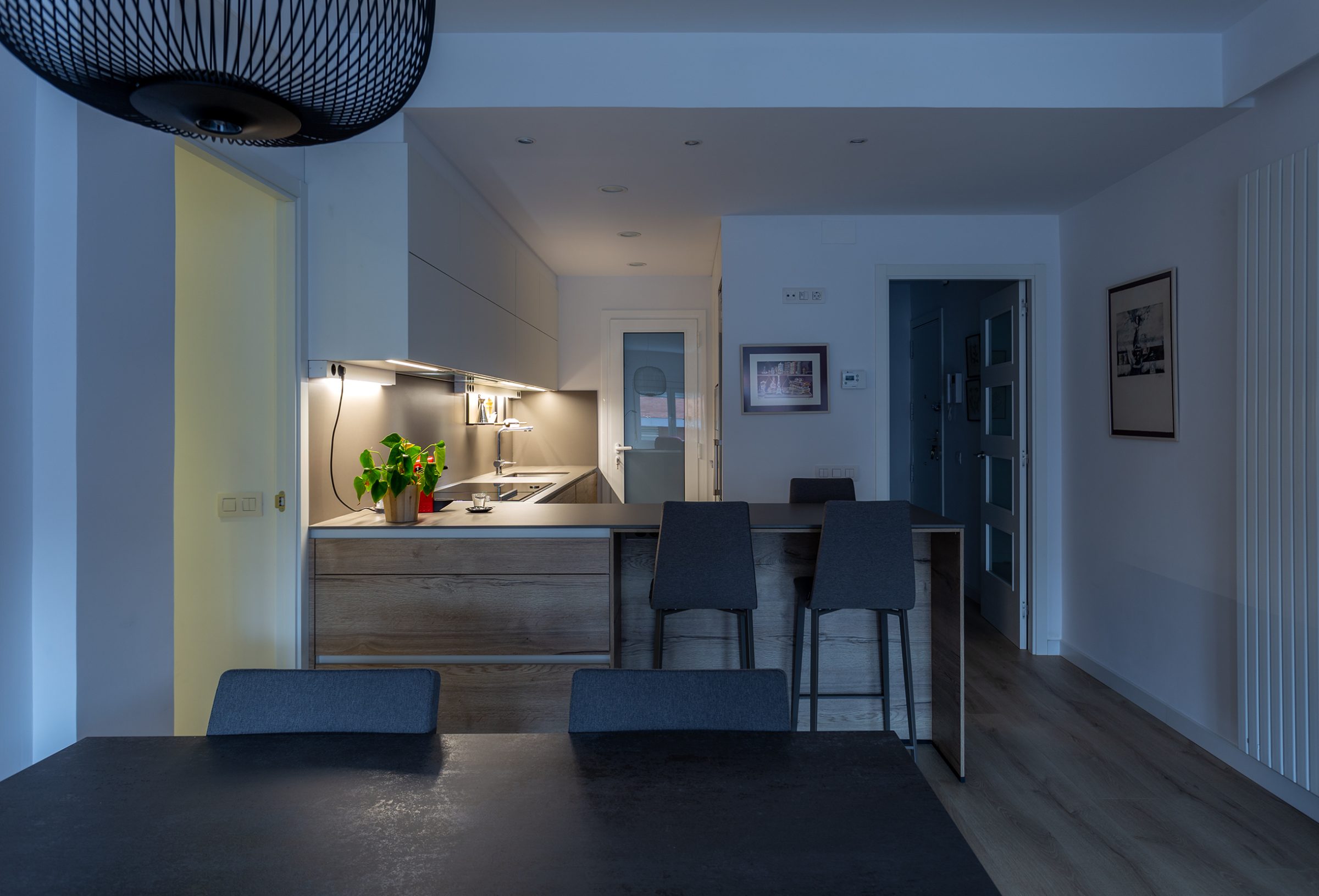 Cocina en blanco y roble