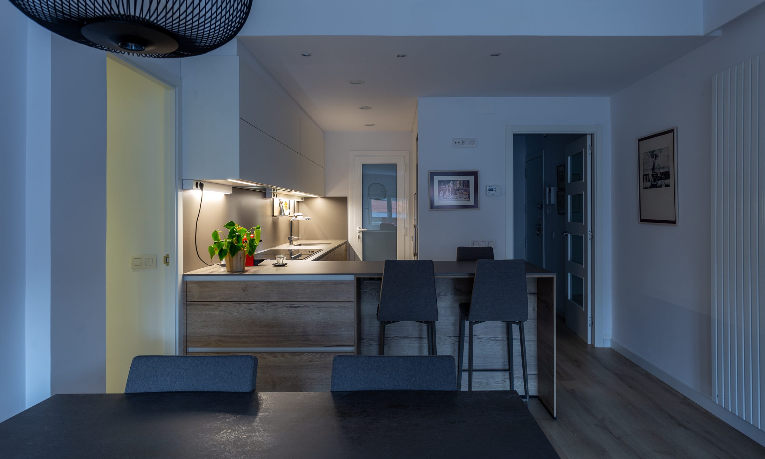 Cocina en blanco y roble