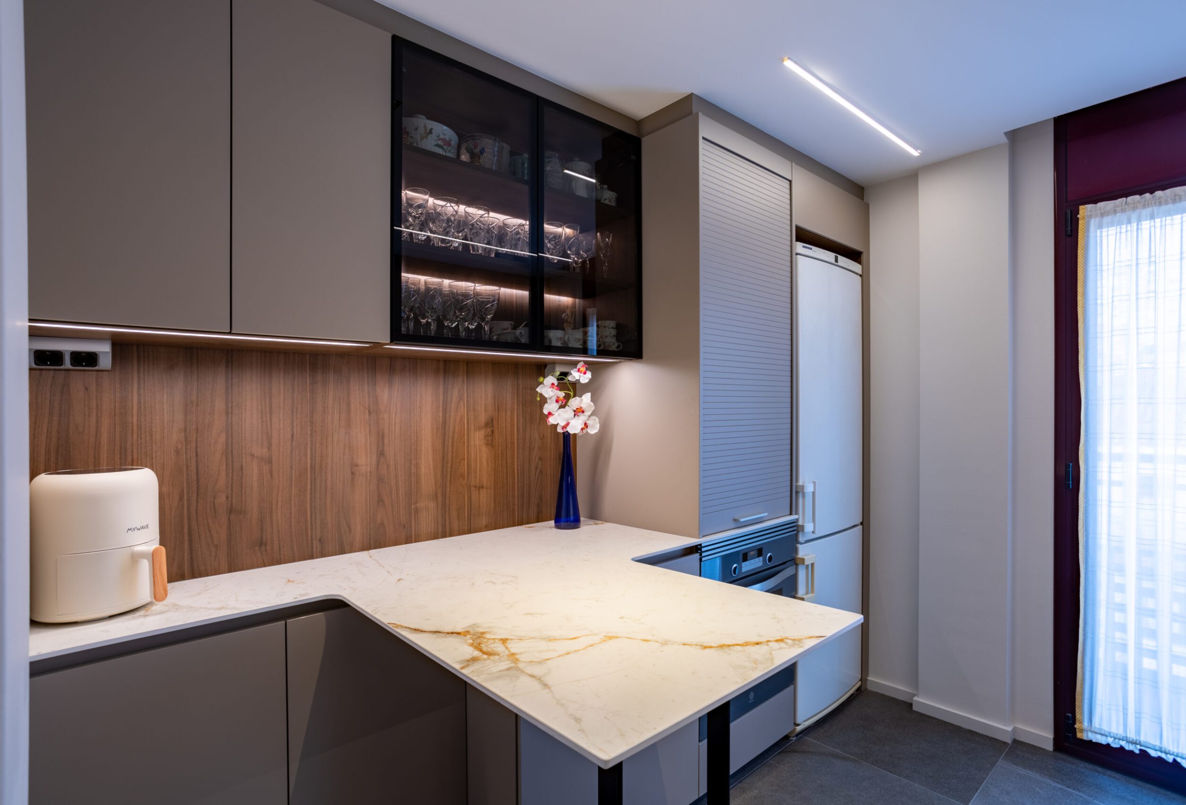 Cocina gris arena y nogal