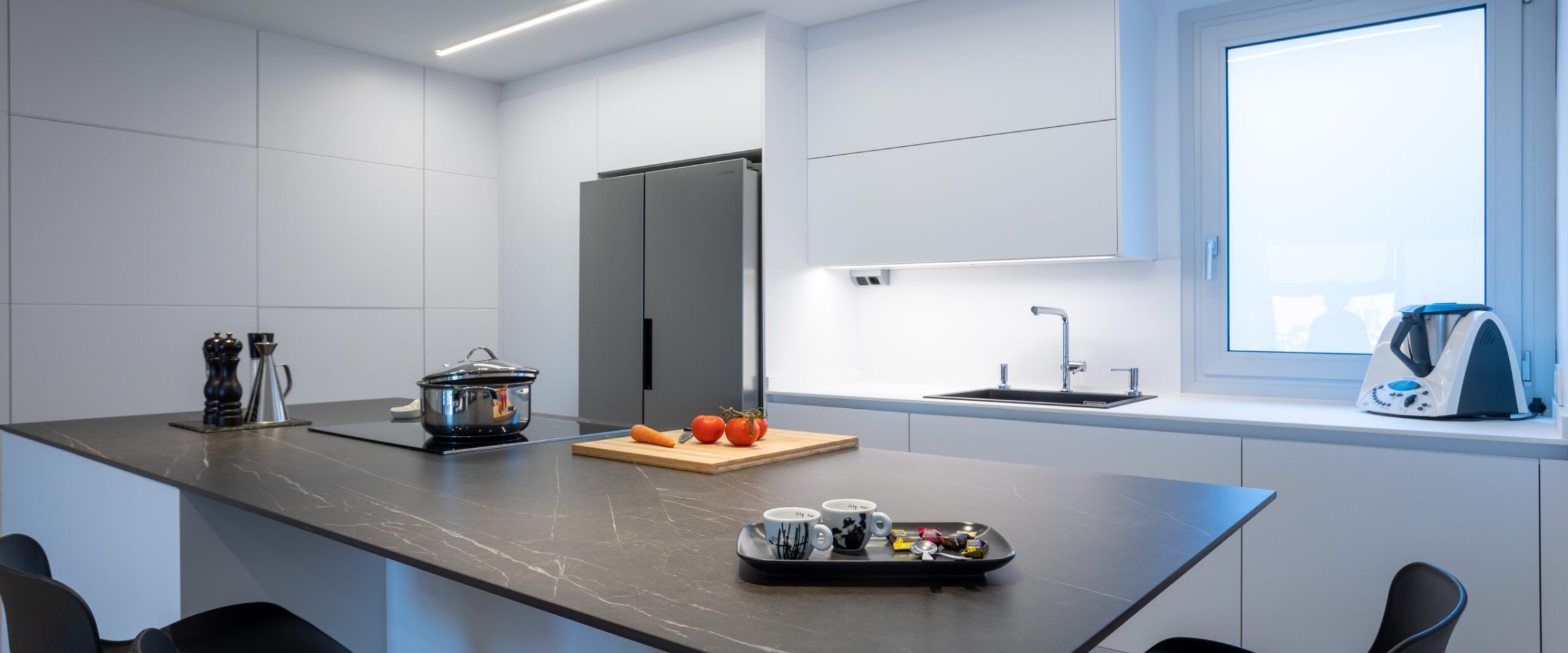 Cocina blanco y grafeno
