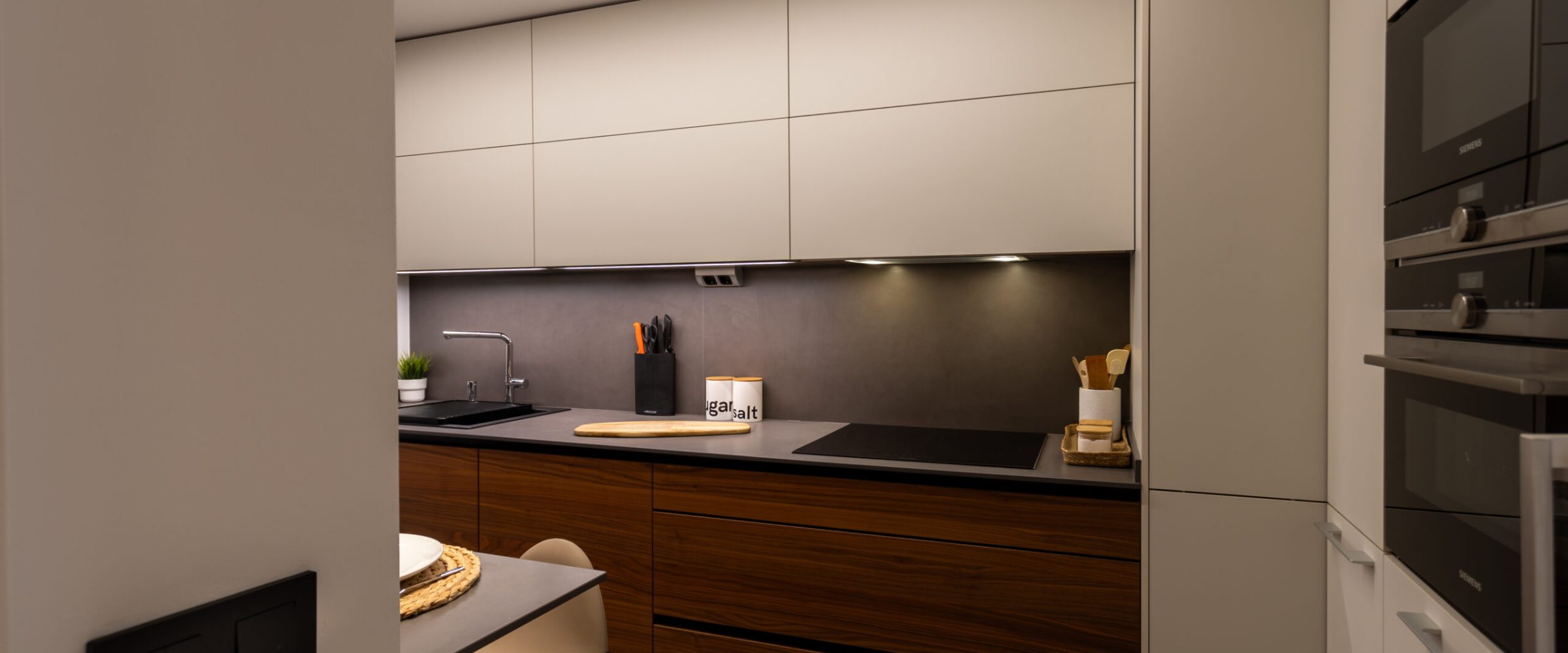 Cocina gris y nogal
