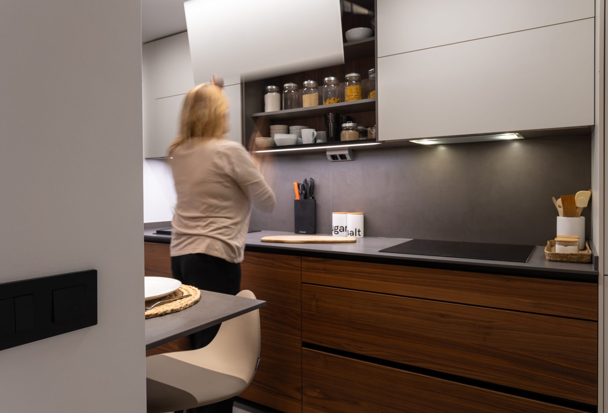 Cocina gris y nogal