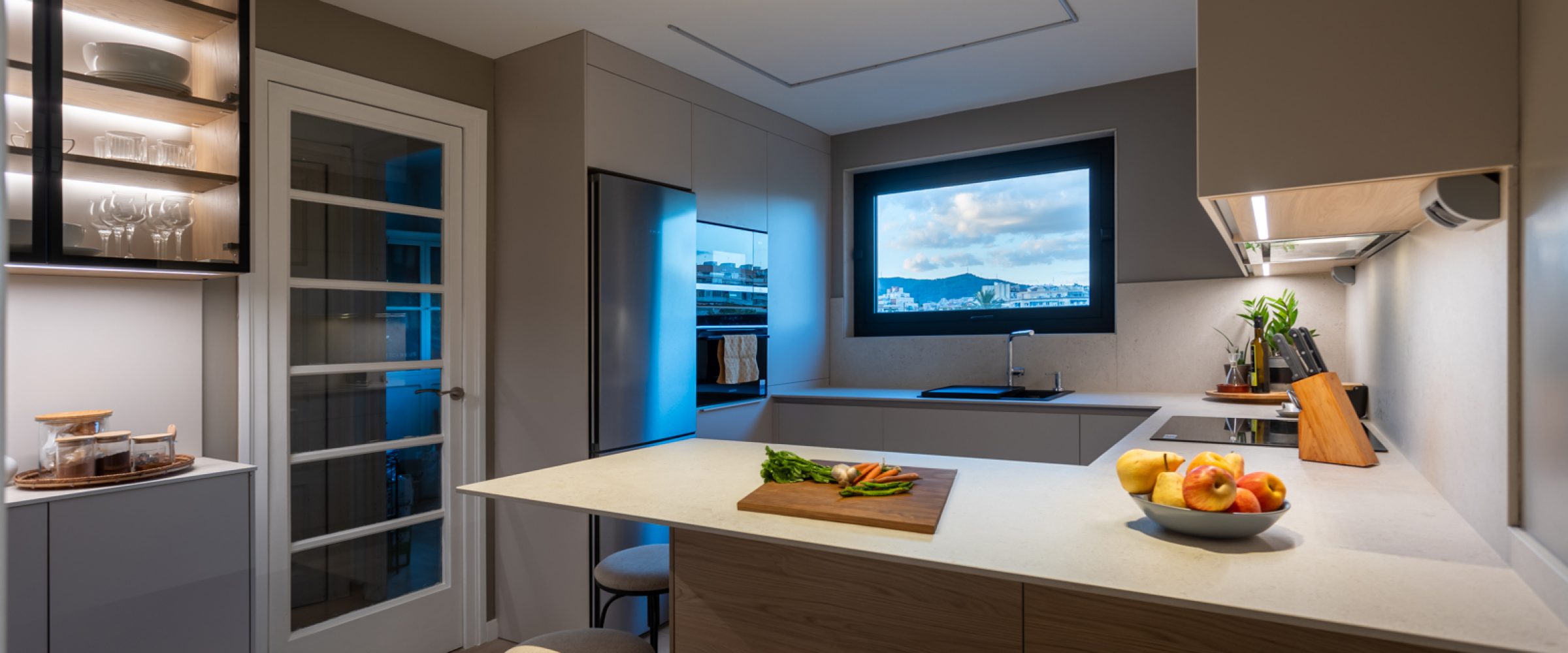 Cocina blanco y roble