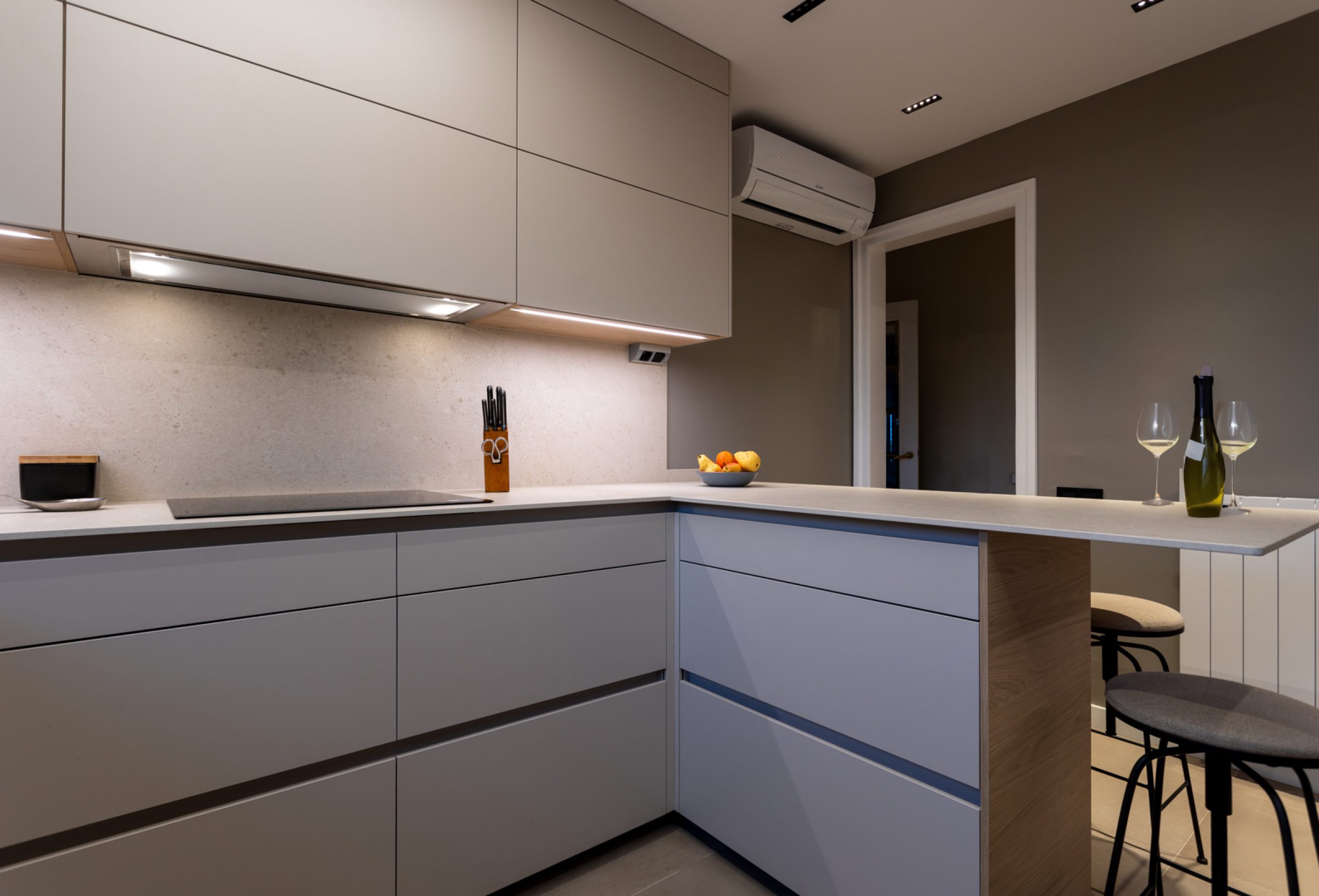 Cocina blanco y roble
