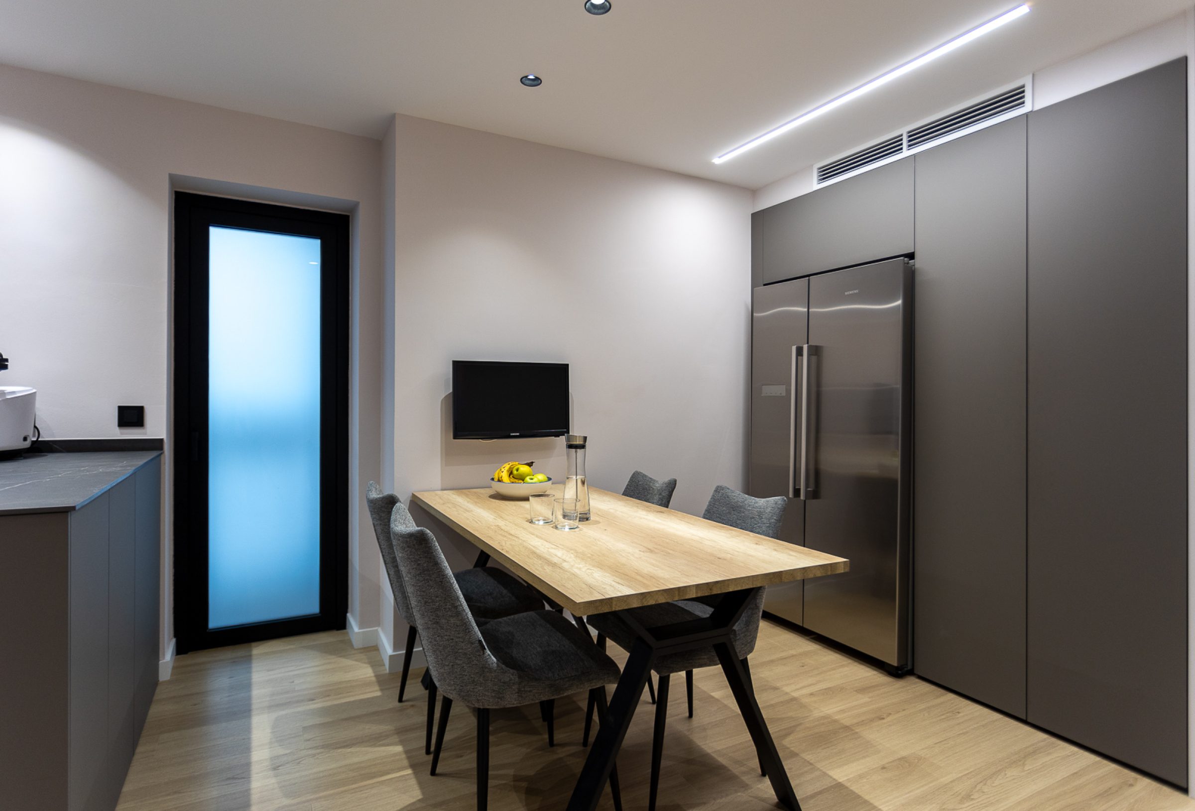 Cocina gris madera con fondo KAIROS