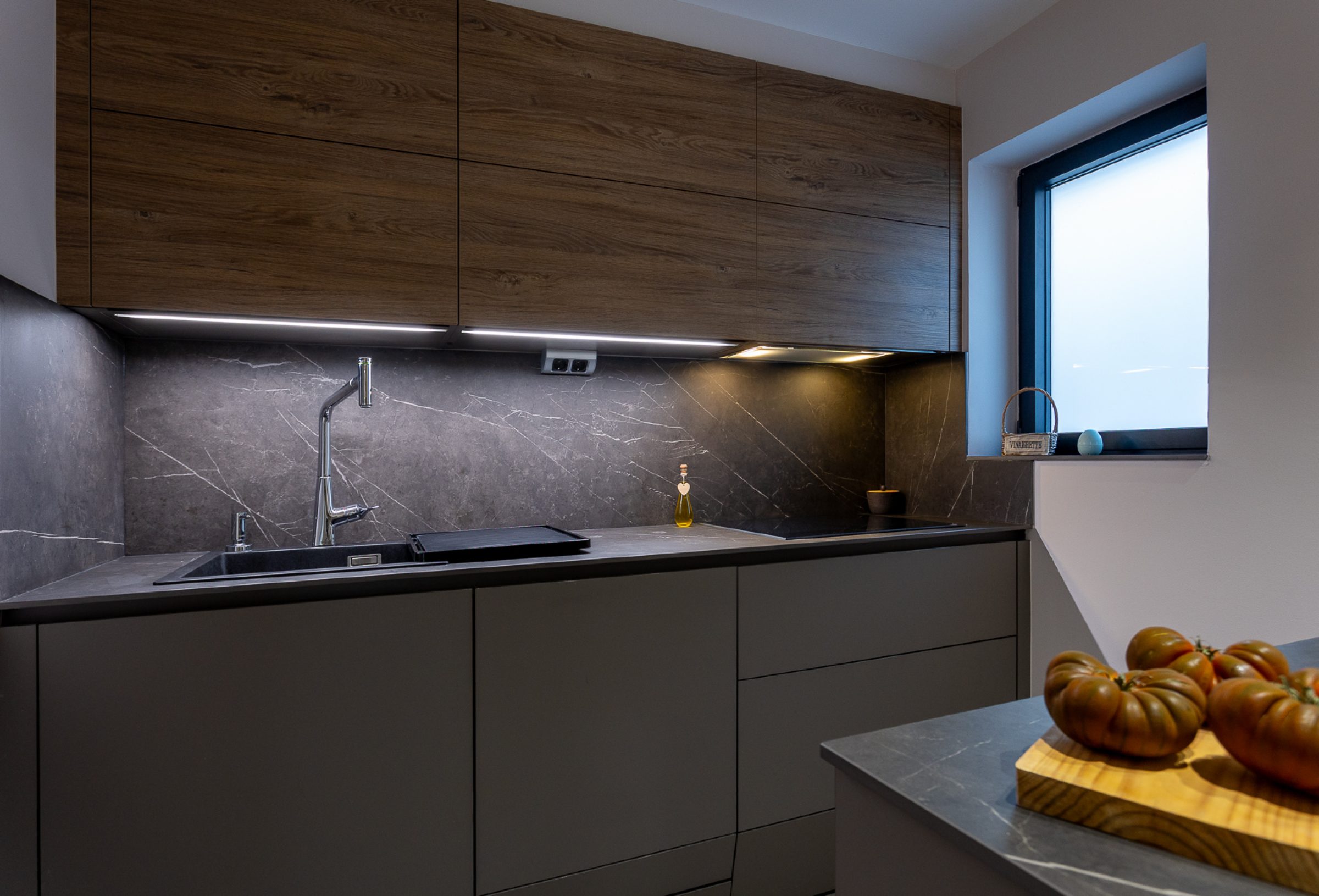 Cocina gris madera con fondo KAIROS