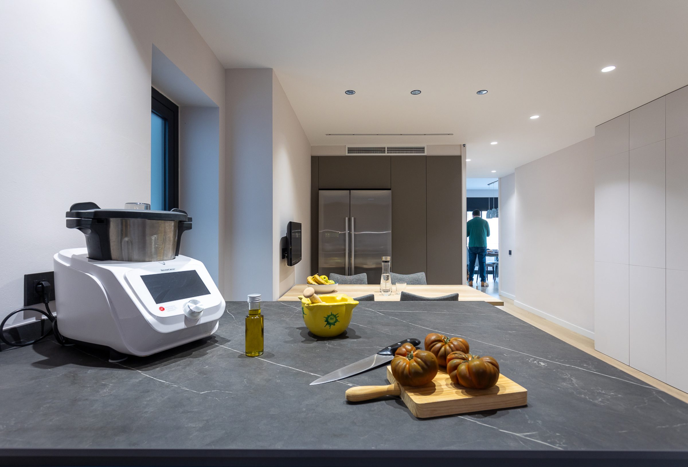 Cocina gris madera con fondo KAIROS