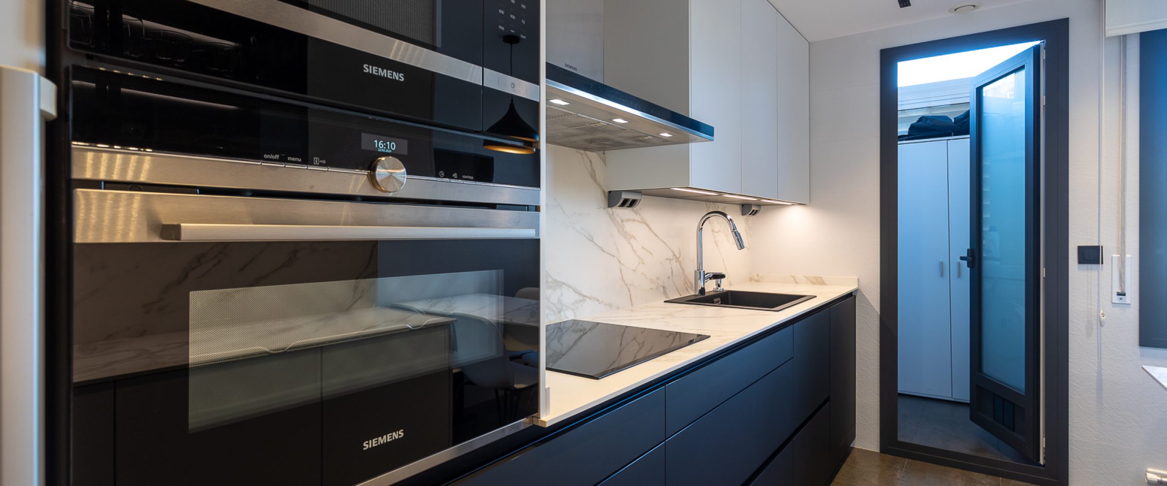 Cocina de mármol blanco y negro