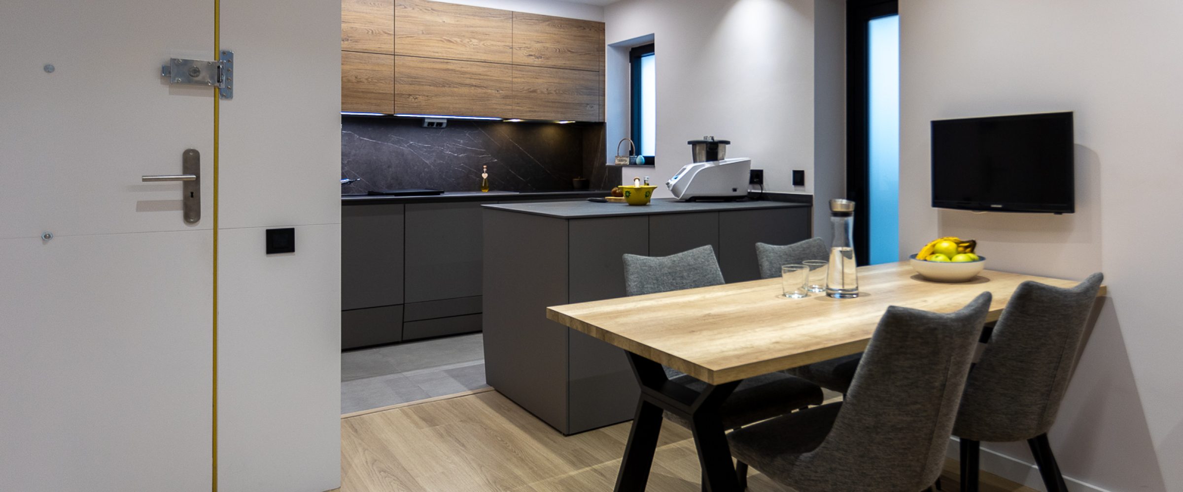Cocina gris madera con fondo KAIROS