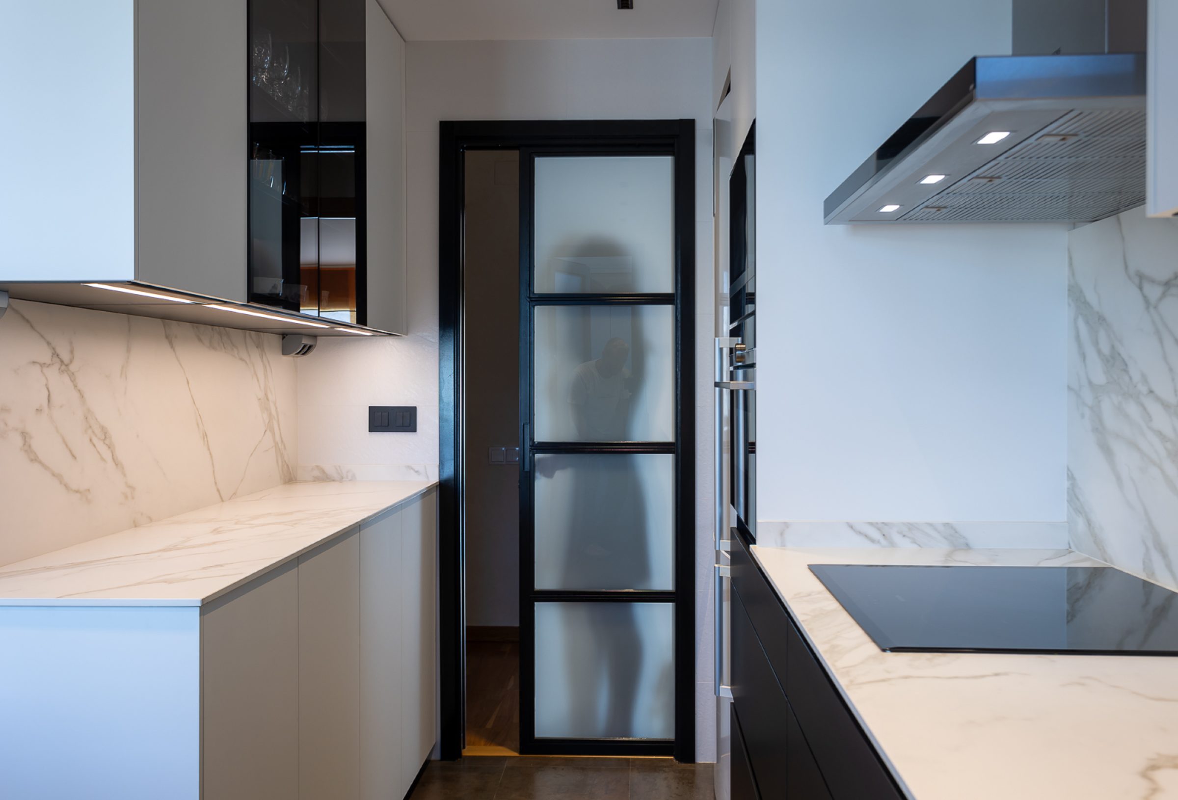 Cocina de mármol blanco y negro