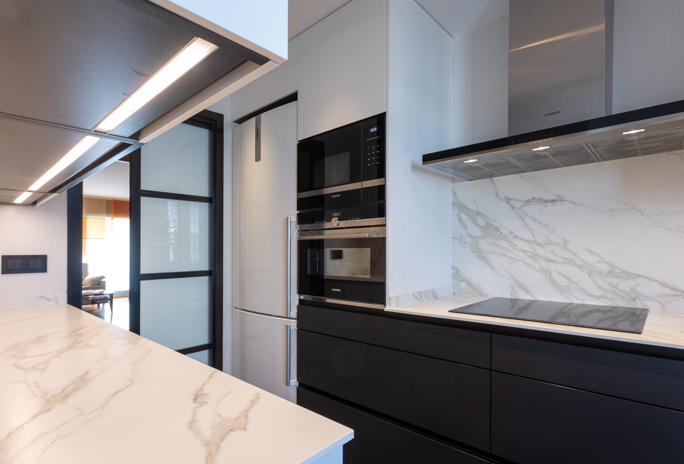 Cocina de mármol blanco y negro