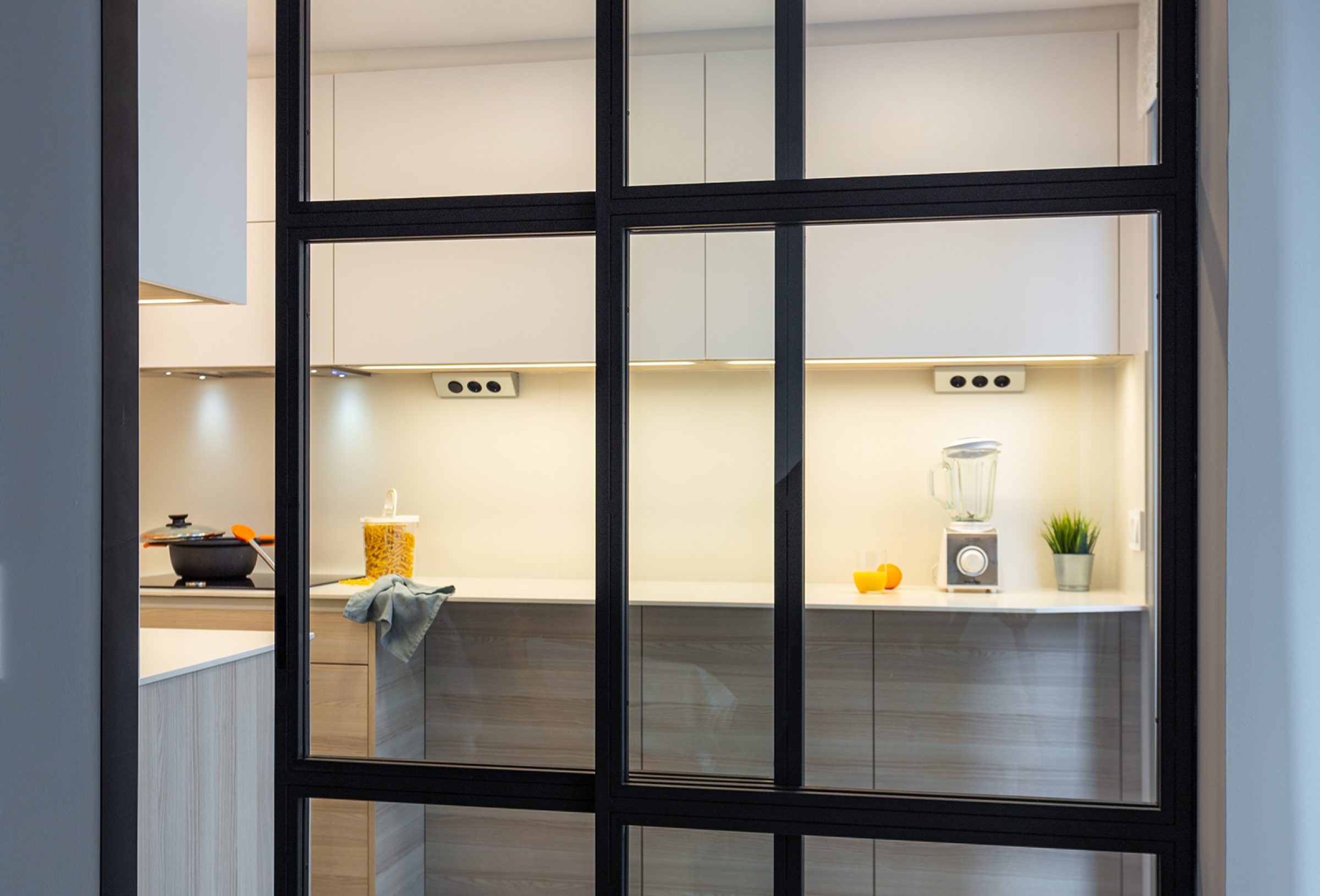 Cocina en fresno y blanco