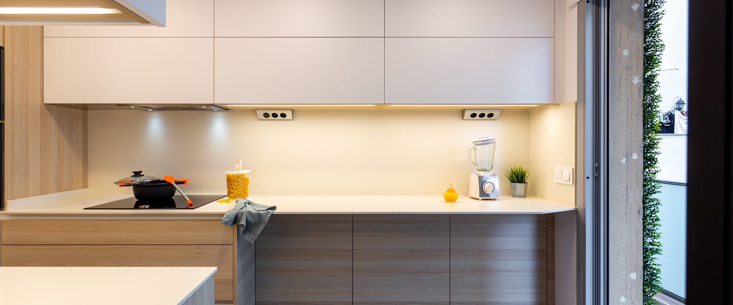 Cocina en fresno y blanco