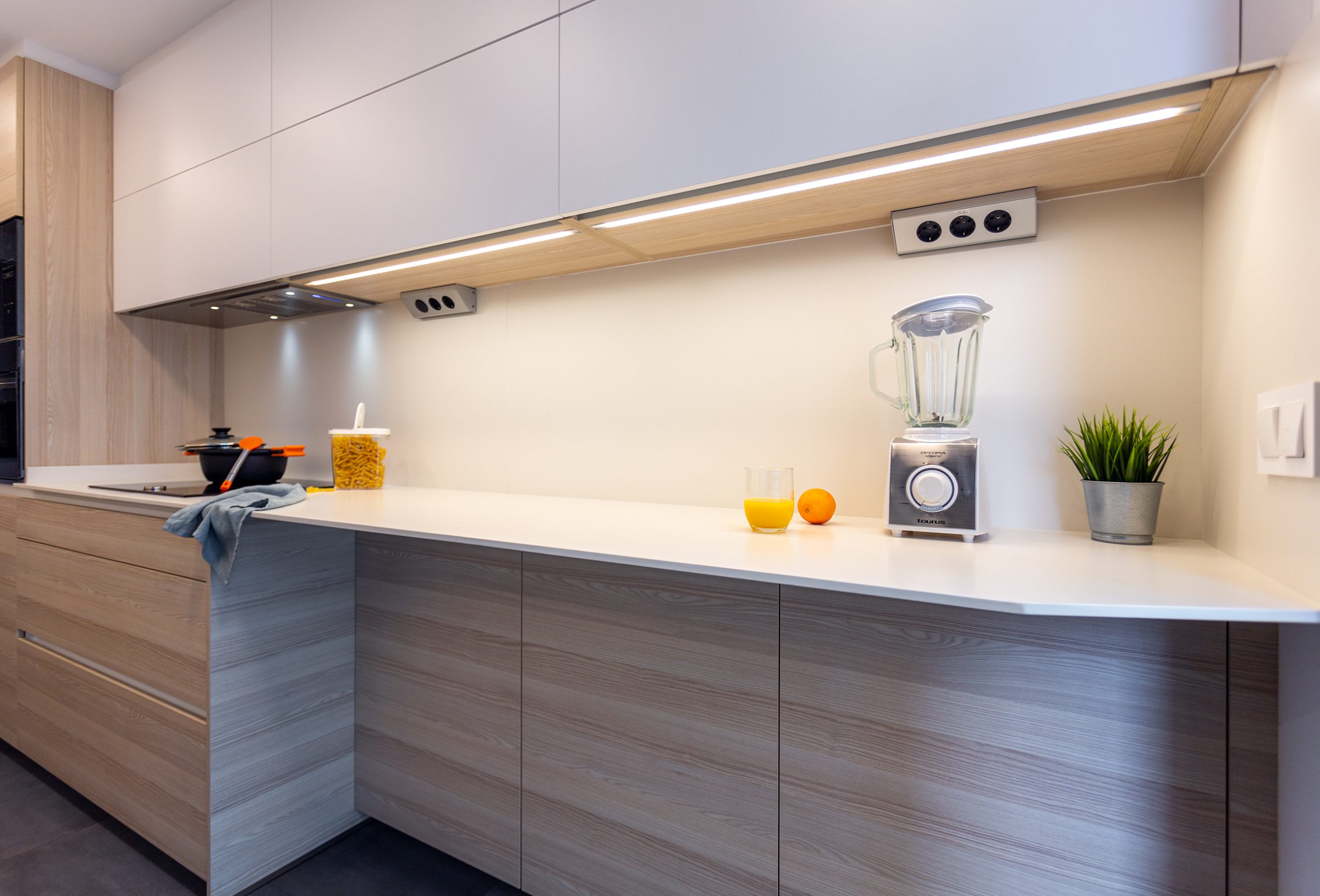Cocina en fresno y blanco