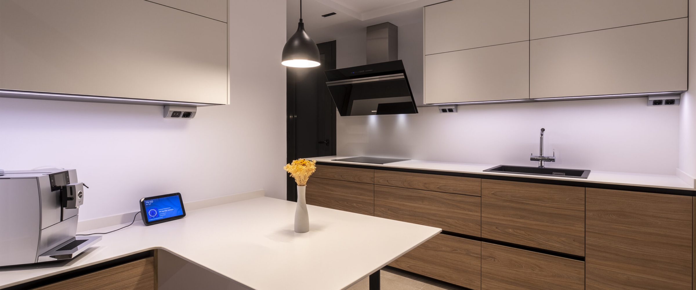 Cocina blanco y fresno