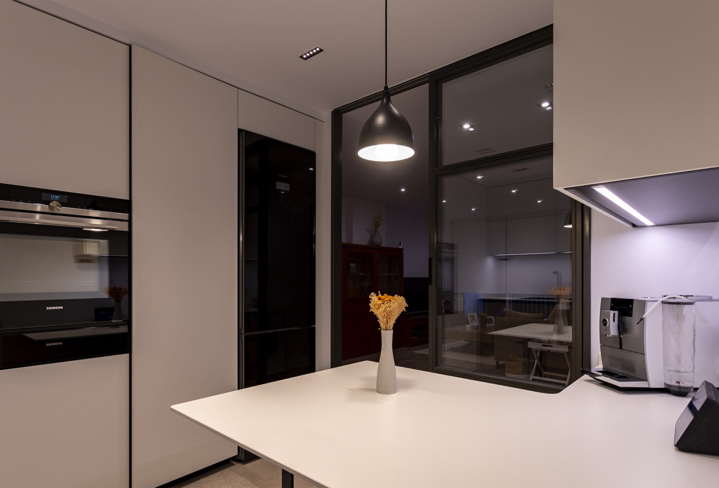 Cocina blanco y fresno