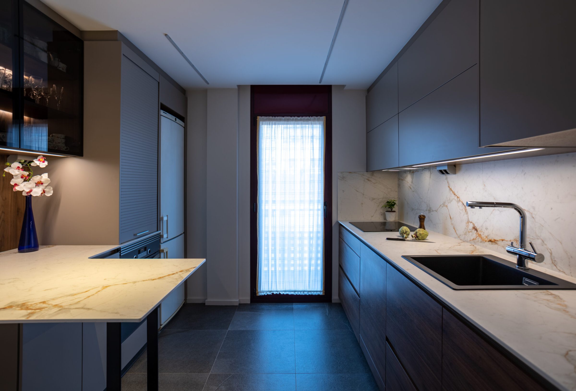 Cocina gris arena y nogal