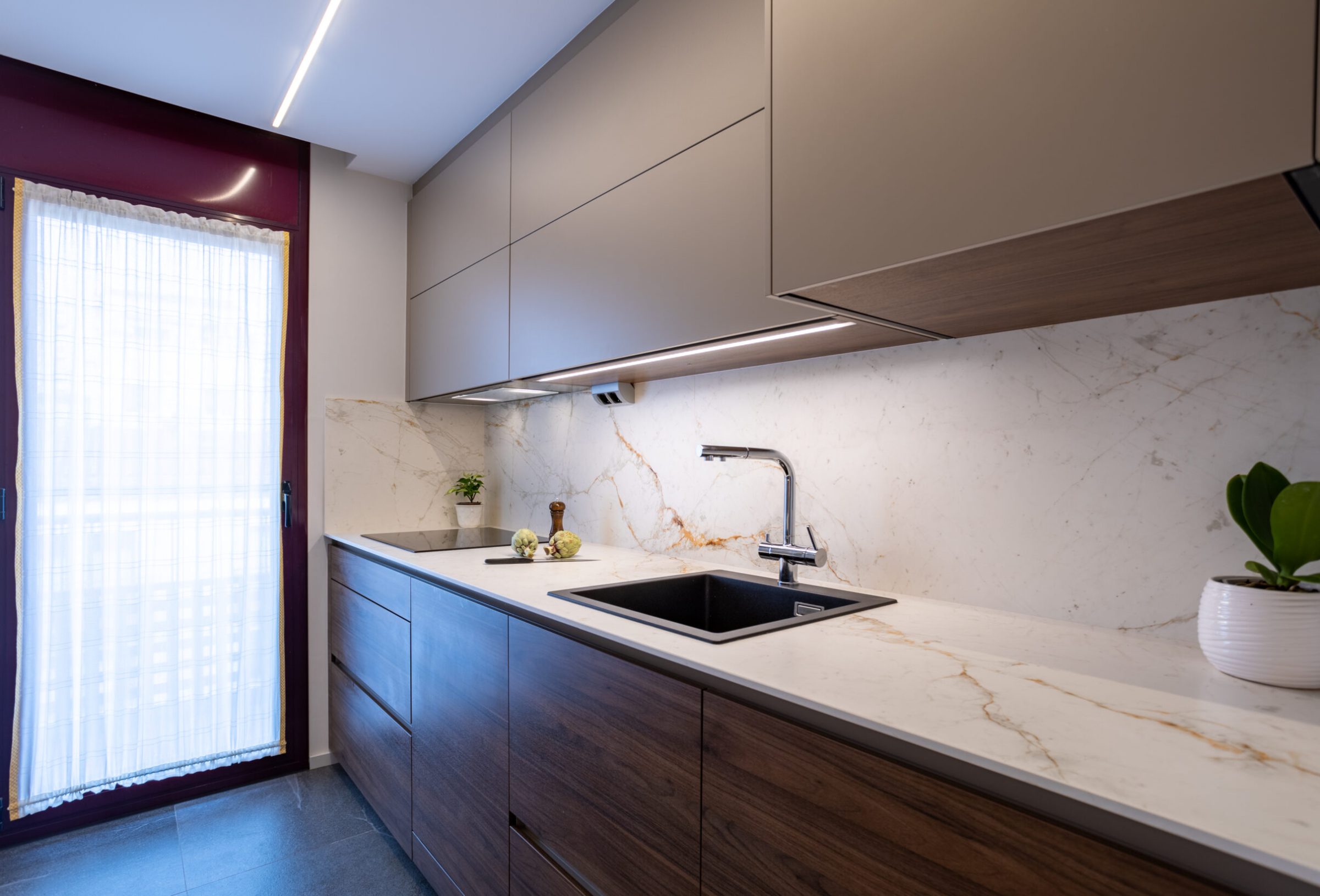 Cocina gris arena y nogal