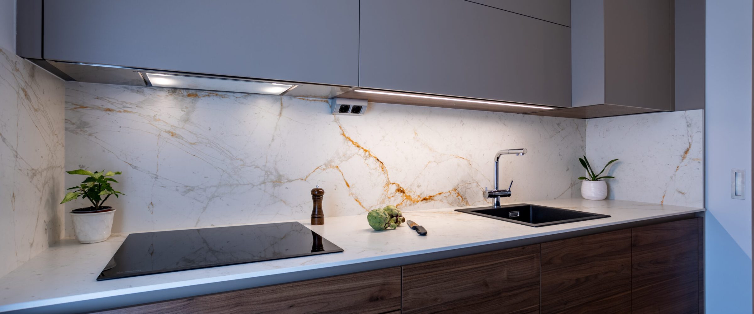 Cocina gris arena y nogal