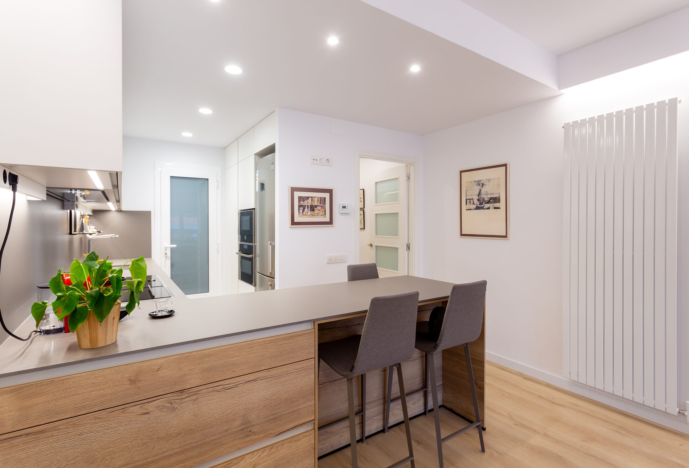 Cocina en blanco y roble