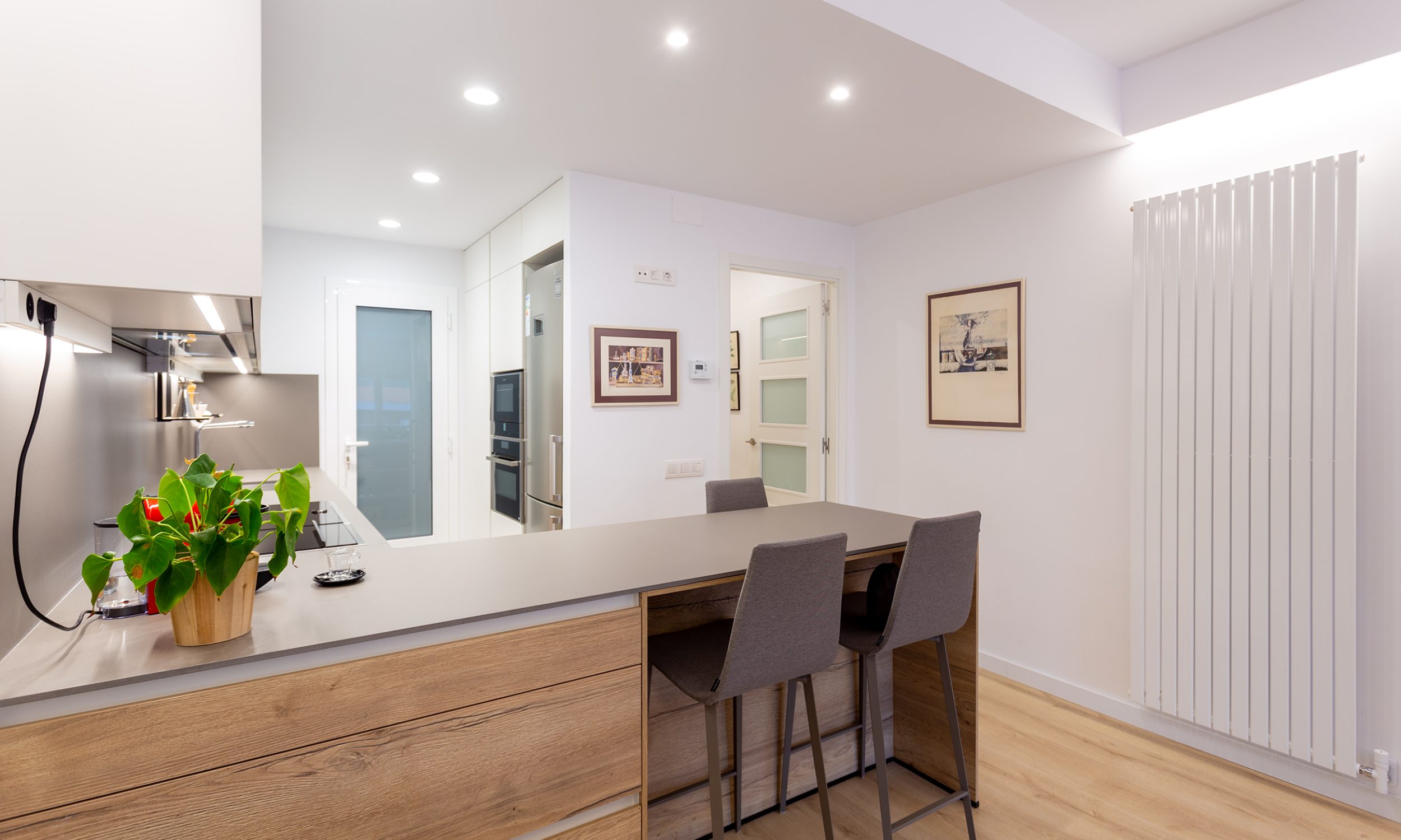 Cocina en blanco y roble